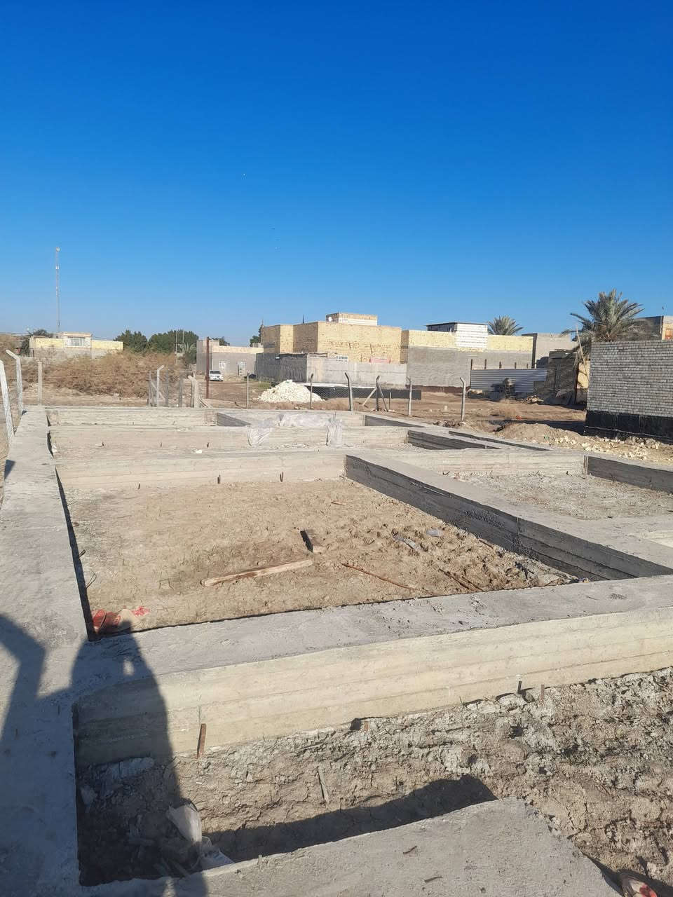 قطعة للبيع مساحة ٢٠٠م طابو زراعي 
واجهة ١٠ م
شارع ٧م تبليط 
مشيد عليها بوكس غرفتين نوم/ صالة /استقبال/ مطبخ 
الموقع المعارة قرب الصورة مجمع محمد كامل 
***********
للأستفسار اكثر مراجعة مكتب الورد للعقار قرب فلكة الساعة مجاور مكتب الجزيرة
