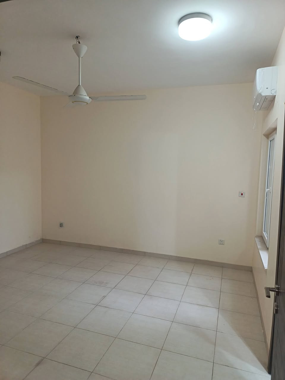 بيت للإيجار في أربيل مجمع أتلانتيك الأمريكي 
٢٠٠ متر طابقين 
٤ غرف نوم صالة أستقبال مطبخ صحيات حديقه و كراج 
للاستفسار
***********
***********
