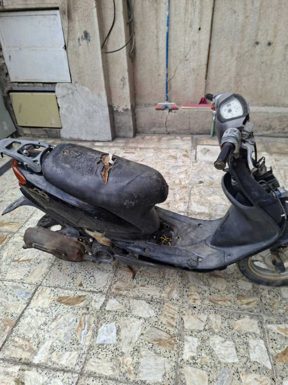 سلام عليكم دراجه عصفوريه للبيع شغاله نقصهه الكفر الامامي والمازده هيه والاشاير والترايش  السعر ١٧٥ وبيهه مجال قليل كهرباياتهه شغاله مكاني الحريه الثانيه رقمي ***********
