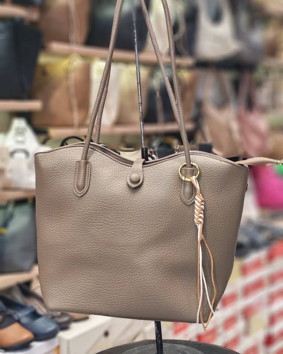 15 الف دينار وبسس من سيدار الزهور
تخفيضات حقيقيه للحقائب النسائيه للمتفاعلين🎁
للحجز والاستفسار مراسلة الصفحه او *********** واتس
