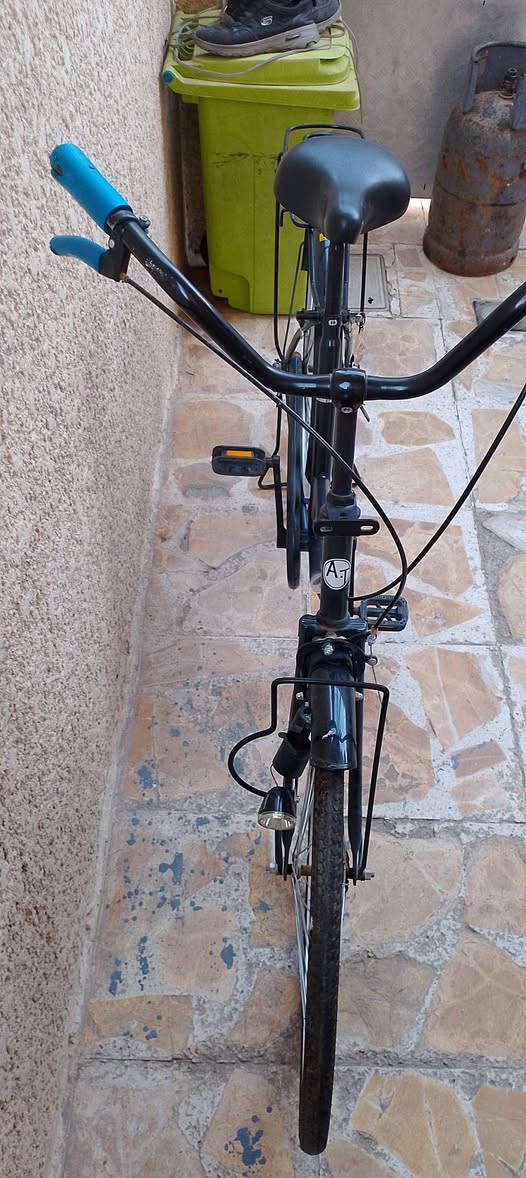 سلام عليكم للبيع بايسكل بناتي حجم 26 نظيف مثل ما موضح بلصوره مكاني حي اور نادي النفط  قرب جامعه الامام الكاظم ( عليه السلام )للاستفسار الإتصال على الرقم ***********
