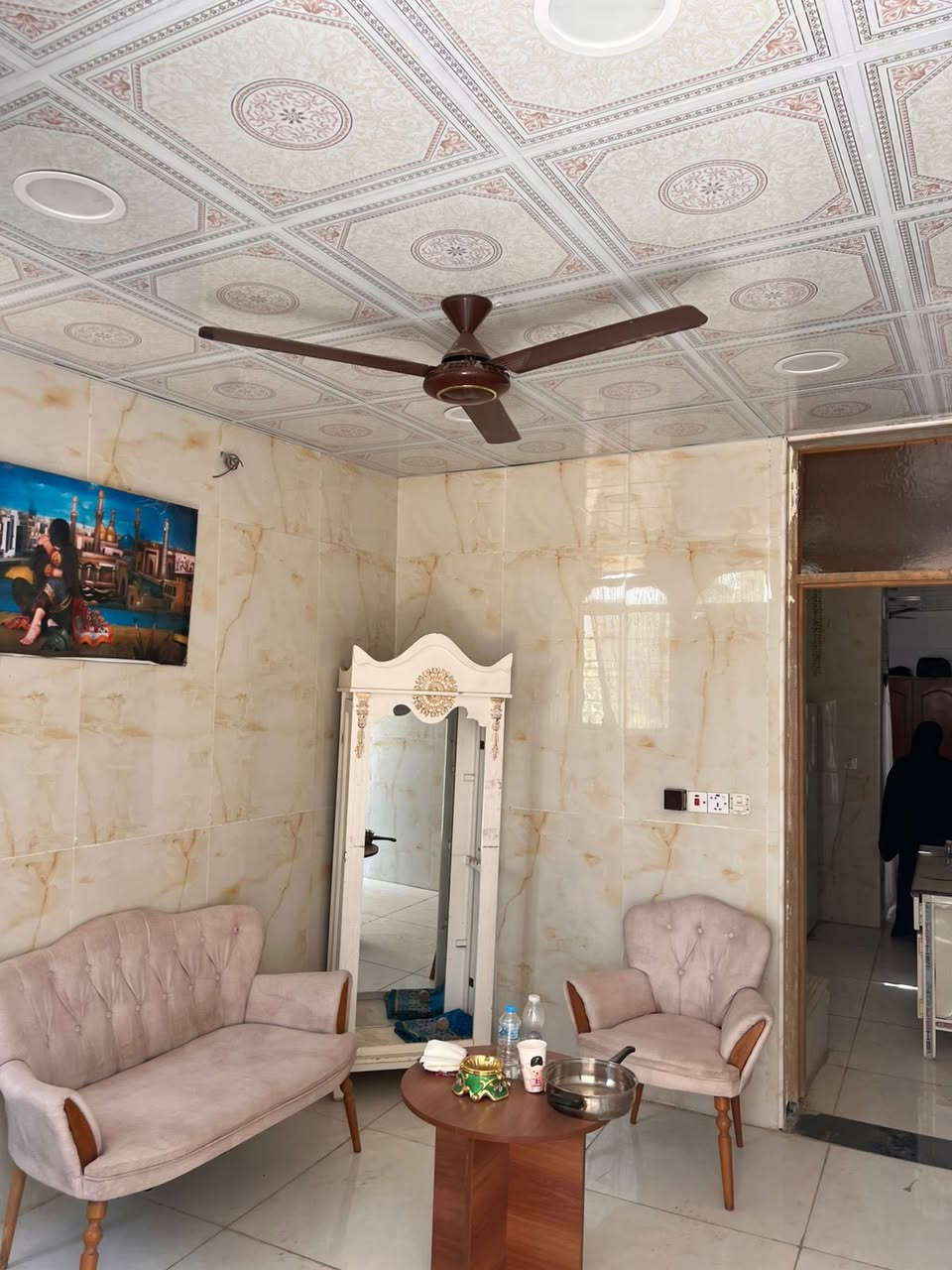 دار 🏠 في منطقة الاعظمية شارع عمر الواجه 4/النزال 10 طابقين الطابق الثاني مكامل بعده يحتوي على استقبال وصاله وغرفة نوم واثاث بي مستعجل على بيعه الاجل السفر 
السعر ١١٠ وقابل للتفاوض الاستفسار***********
