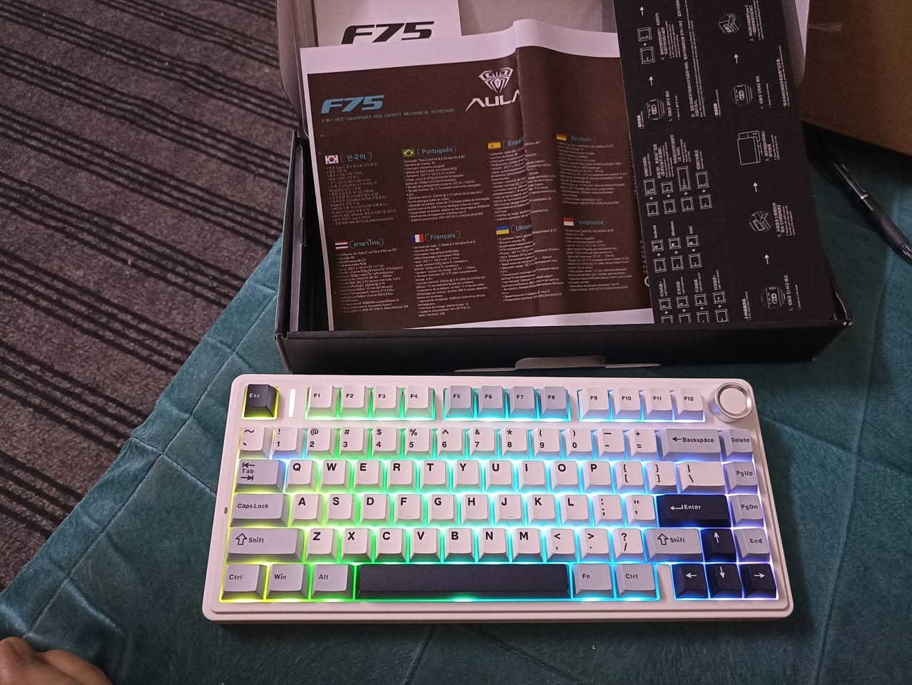 السلام عليكم كيبورد ميكانيكي RGB لوجتك. بعده لوك بالكارتون السعر 100 الف توجد خدمه توصيل جميع محافظات التواصل واتساب ***********
