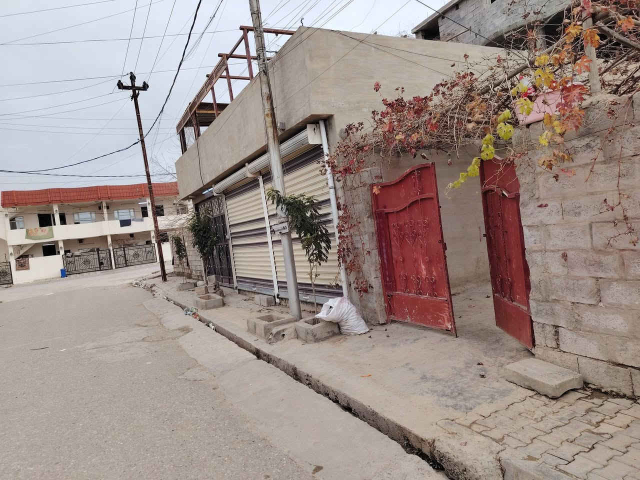 السلام عليكم
دار للبيع بلديه قابل للتفليش مساحة ٢٠٠
حي العسكري قرب جامع الهجره
ثالث بيت من فرع ٢٠
الاستفسار
***********
***********
