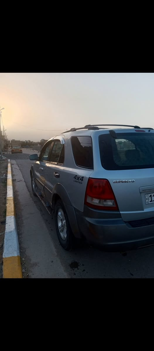 السلام عليكم.بيع فقط كيا سورنتو موديل 2006 محرك 6سلندر 3500 وارد امريكي حادثها جاملغ فقط بدون دواخل 5راكب كير ومحرك وتبريد خير من الله مصبوغه حزام اثر جراد  كرسي سائق كهرباء فتحه سقف رقم بغداد وبااسمي  سعرها 78وبيها مجال قليل مكانها بغداد الحسينيه ***********
