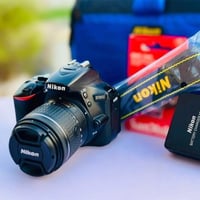 كاميرا نيكون  D5600 نظافة 100‎%‎   مع كامل الملحقات   - عدسة بلاديه ال...