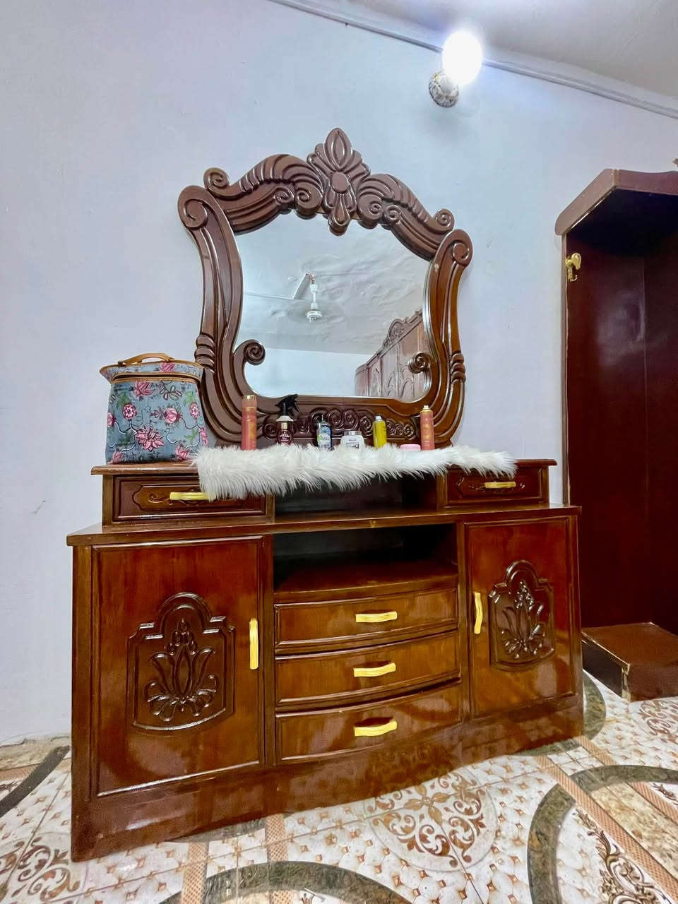 غرفه عراقيه تفصال درجه اول نظيفه مفصلينه مليونين نريده مليون عنوان زبير  رجآ مو شراي لاتتصل ***********

