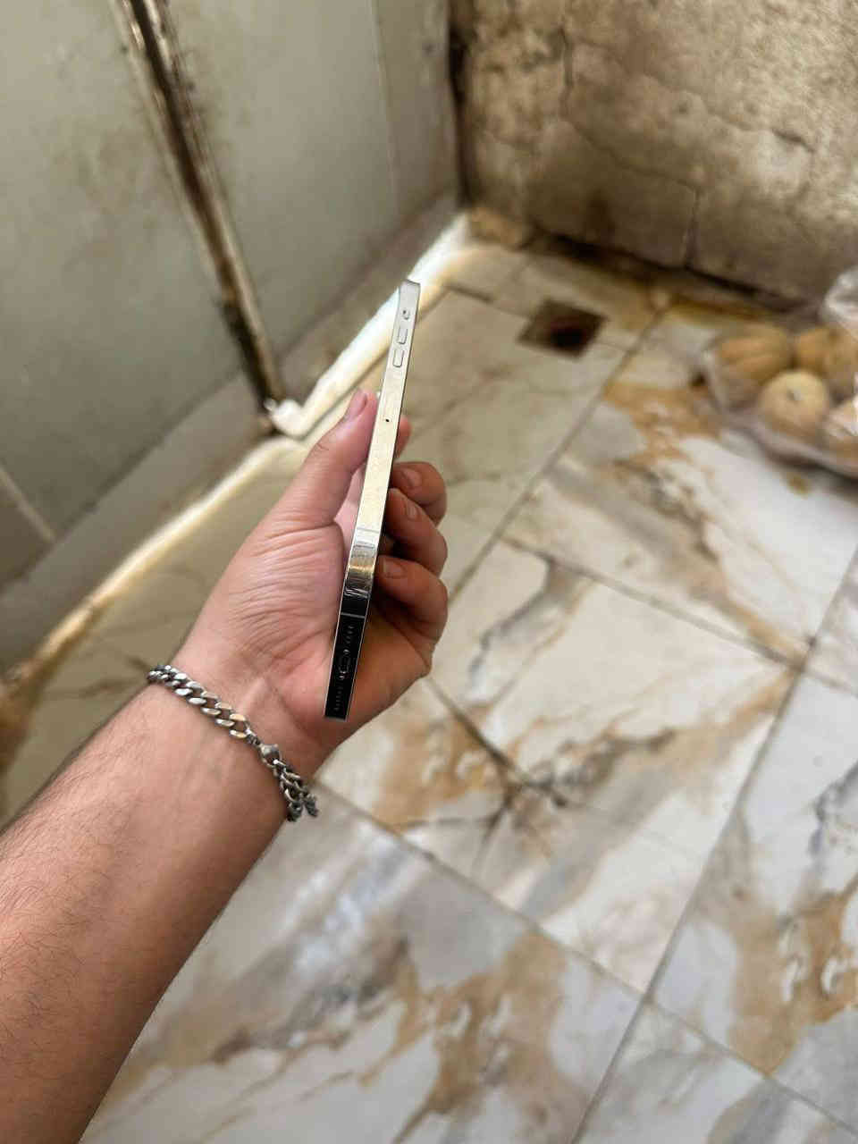 سلام عليكم 
12برو ماكس
256بطاريه80
ألون الأبيض 
الجهاز لامفتوح ولا مصلح  
مادخل صيانه ابد كله شغال 
كامرات✅اتصال✅سيمكرت ✅فيس إيدي✅كله شغال مابي خلل جهاز كامل مكمل وين متريد افحص يرهم مراوس ويرهم بيع السعر460وبي مجال مكاني بغداد مدينه الصدر رقمي واتساب ***********
