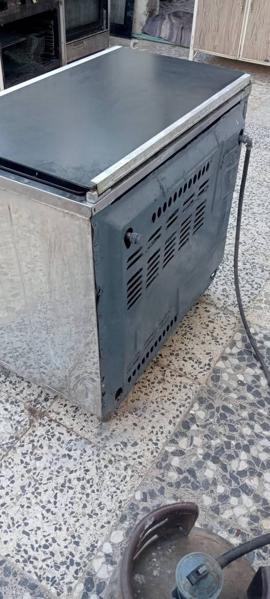 طباخ فريش مصري الاصلي الباب الاول شغال كله عيون وفرن فوك وجوه شرط الشغل ونارخضره شوف المقطع واتصل وتدلل بسعر مناسب 140وبيه مجال مكاني الاحرار توصيل 5الاف لكل الكوت ***********
