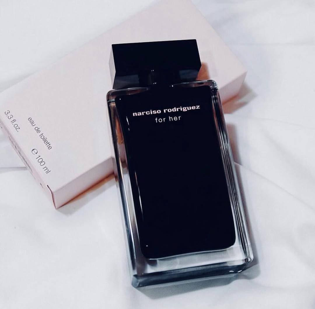 عطر نارسيسو رودريغيز فور هير (Narciso Rodriguez for Her) بتركيز Eau de Parfum هو تجسيد حقيقي للأناقة الغامضة والأنوثة الطاغية ✨. ينتمي هذا العطر الأيقوني إلى عائلة العطور الزهرية، الخشبية، والمسكية، ليمنحكِ حضوراً ساحراً لا يُنسى 💖.
إليكِ رحلة هذا العطر الساحر ونوتاته العطرية:
🌸 الهرم العطري والـمكونات
 المقدمة (إفتتاحية العطر): ✨
تبدأ الرحلة بنسمات رقيقة ومخملية تجمع بين نعومة الورد وجاذبية لب الخوخ اللذيذ، لتعطيكِ إحساساً فورياً بالانتعاش والنعومة.
 القلب (جوهر العطر): 🧲
ينبض قلب العطر بـ المسك الفاخر الذي تشتهر به علامة نارسيسو، ممتزجاً بلمسات دافئة من العنبر الناعم، وهو السر وراء جاذبية العطر التي تخطف الأنفاس.
 القاعدة (ثبات العطر): 🪵
تستقر الرائحة على قاعدة غنية ودافئة من خشب الصندل وعمق الباتشولي، مما يمنح العطر ثباتاً ممتازاً وعمقاً يفيض بالدفء والغموض.


**إذا كنت صاحب هذا الإعلان وتريد حذفه لأي سبب، رجاءا أرسل رسالة إلى الدعم الفني**
