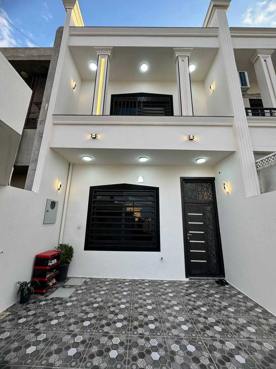 السلام عليكم 
 
⚪️للبيع 

دار ١٠٠ 🏠 طولاني طابق ونص بناء حديث 
فول الفول نظام دكت 
محتويات الدار /كراج واستقبال وهول ومطبخ وغرفتين نوم 
الموقع منطقه ال٥٥ وع شارع عشرين قرب المدارس 
باسم شخص واحد 
السعر ١٠٨ مع مجال قليل 

***********

***********
