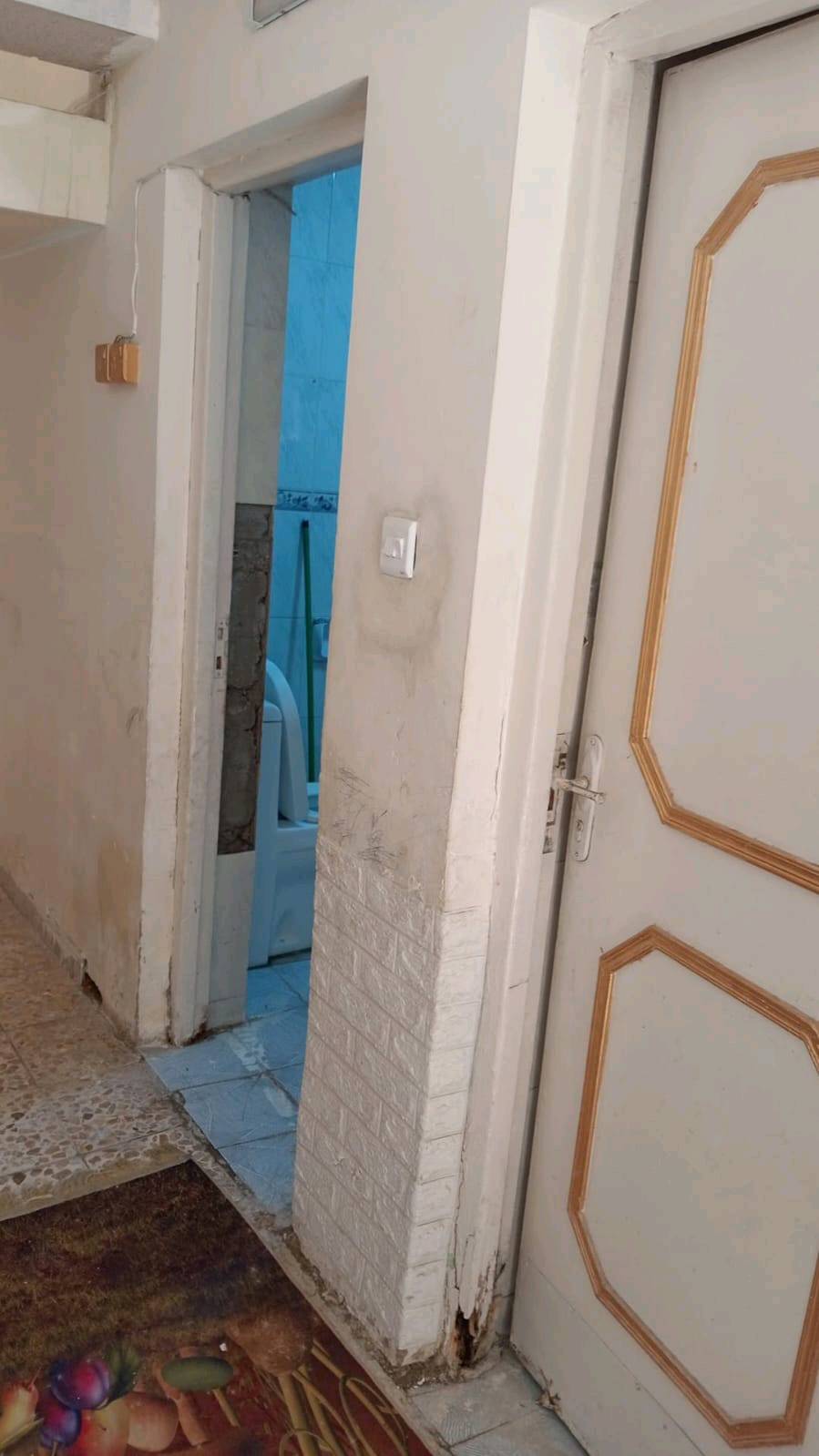 بيت للبيع في حي الجهاد مساحة 250 متر حديقه استقبال مطبخ غرفه بلاخير حمامات عدد2 وترك فوك غرفتين وسطح بيت ذوي الشهداء وزارة الاعمار والاسكان باقي. بس تميلك سعر 375مليون وبيه مجال الاستفسار اتصال على الرقم ***********