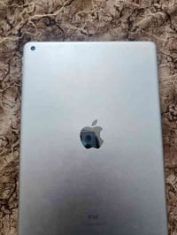 لبيع ايباد ٩ ذاكره ٦٤ نضيف مابيه شي فقط كارتون موجود لبيع سعر قفل ٢٠٠ ...