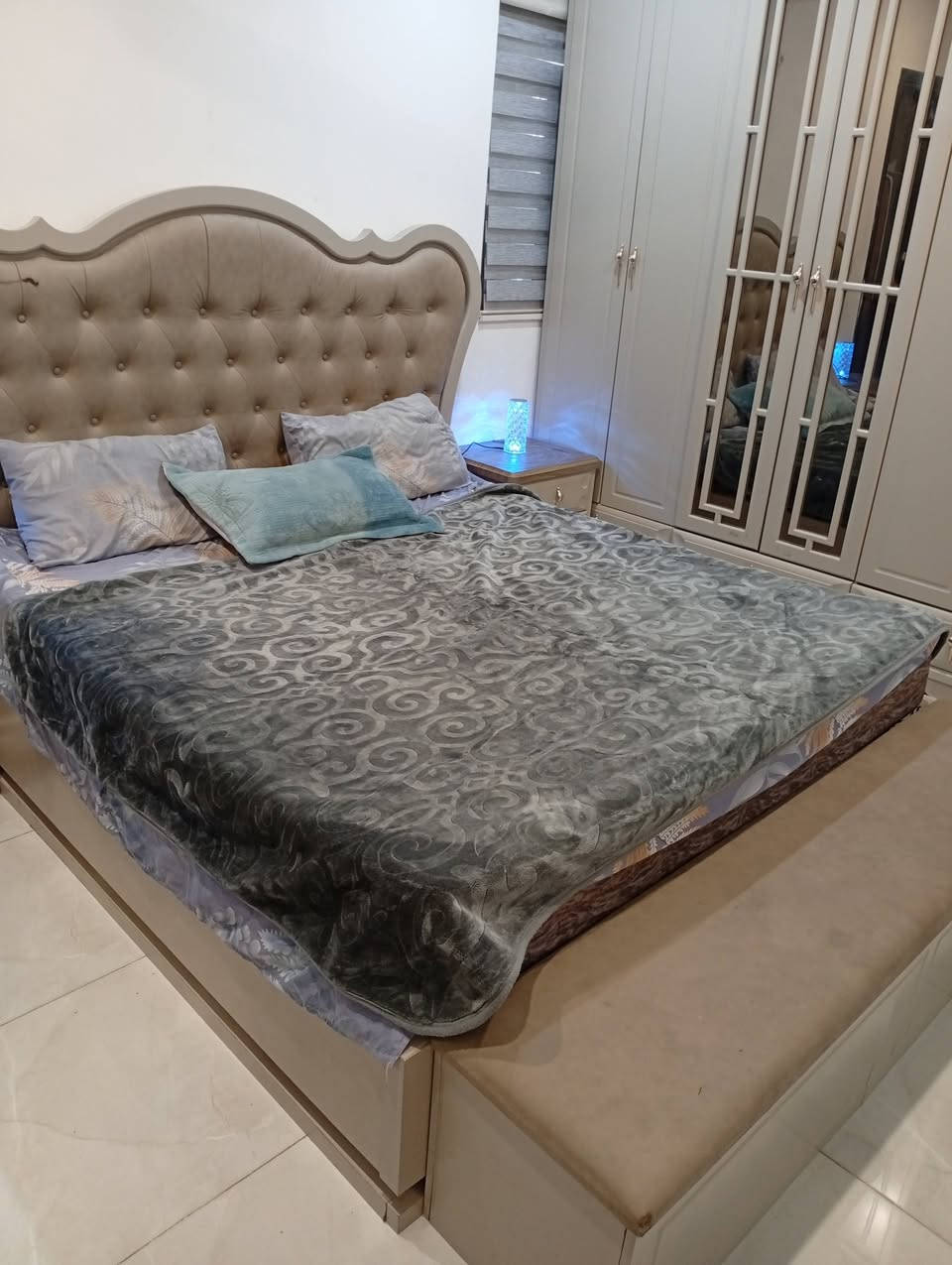 غرفه نوم نظيفه كلش وسعرهه اتساهل بي  للبيع مستعجل 
مكونه من ٨ قطع ونضافتهه تكدرون تشوفوهه بالصور والفديوهات واذا تحبون تجون تشوفوهه هم حاضر  
بلمناسبه وزنهه ثكيل مو سوكية وخفيفه 
متكونه من :
السرير مخزن هايدروليك 
الكنتور ٣ خانات كل خانه بابين + مجرات من ضمن الكنتور 
شازلونه مخزن 
ميز تواليت 
جرارات ملحقات السرير عدد ٢ 
زاويه قلابه مرايه الوجه والضهر تخزين 
جرارات كبيره 
ملاحظه ( الدوشك من ضمن الغرفة ابيعه )
للاستفسار راسلوني واتساب *********** 
مكاني  بغداد زيونه قرب دار الازياء
