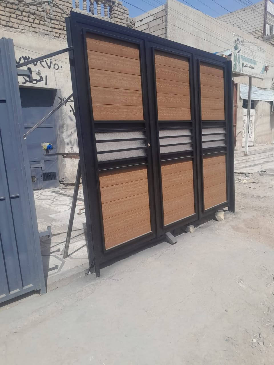 السلام عليكم. 
نشتغل جميع شي يخص الحداد
باب شباك محرج  قماير 

وعدن بيبان كامله هاي صور مالتهن سعر مناسبة
تصل علا رقم 
***********

