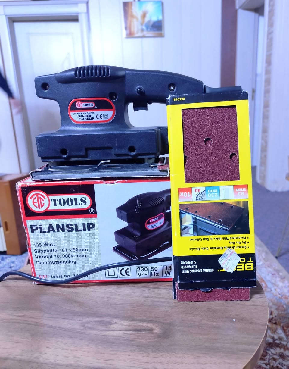 باله المانيه
ماكنة صنفرة اهتزازي (Orbital Sander) من ETC tools 
الطاقة: يعمل بمحرك بقدرة 135 واط.
السرعة:سرعتها بدون تحميل إلى 10,000 دورة بالدقيقة
مقاس القاعدة: لوح الصنفرة بمقاس 187 × 90 مم.
المميزات: شفط الغبار السعر ٢٥ الف


**إذا كنت صاحب هذا الإعلان وتريد حذفه لأي سبب، رجاءا أرسل رسالة إلى الدعم الفني**