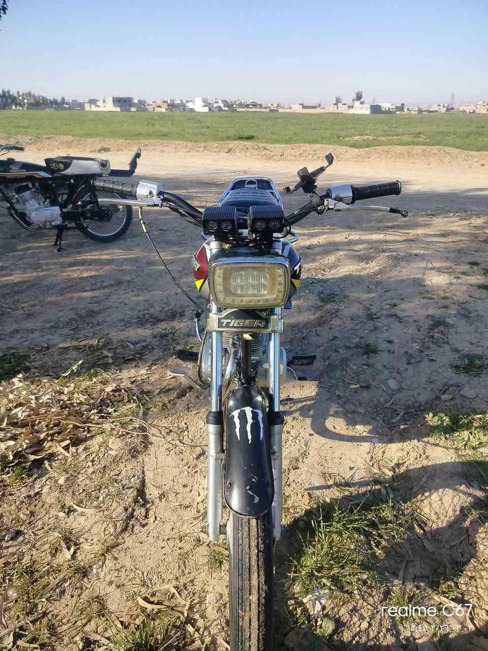 السلام عليكم ماطور تايكر 2019 معمر جديدة كلاجات جديدة شرط قبل الأسبوع مكينة لاصوت لادخان شرط ماطور كامل شرط سعر 450 بي مجال لي طيبين ما موجود بل خاص بس خابر (*********** _ ***********) 
🫡
