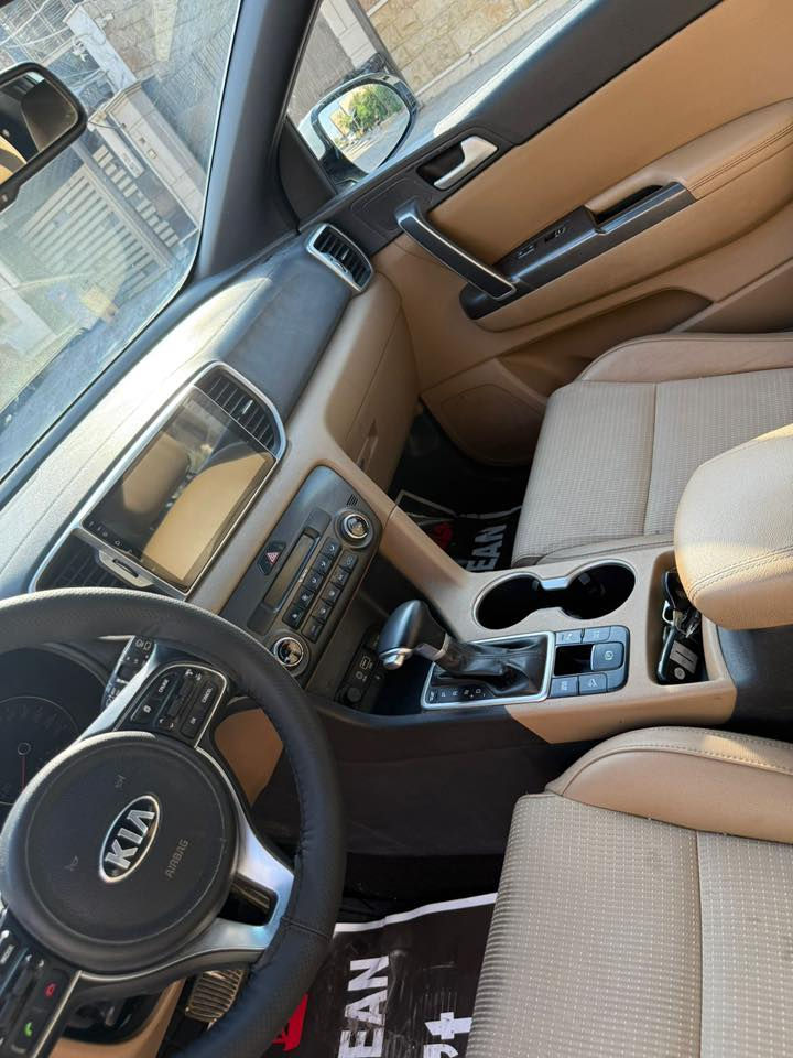 سلام عليكم كيا سبورتج خليجي مكفول من الصبغ فول مواصفات عده البنوراما ماشيه ١١٥ بيها بارد بالباب الي وره السايق وبالباب الخلفي شي كلش بسيط رقمها جديد بأسمي مكاني بغداد السعر ١٧٨ وبيها مجالي بسيط  رقمي ***********
