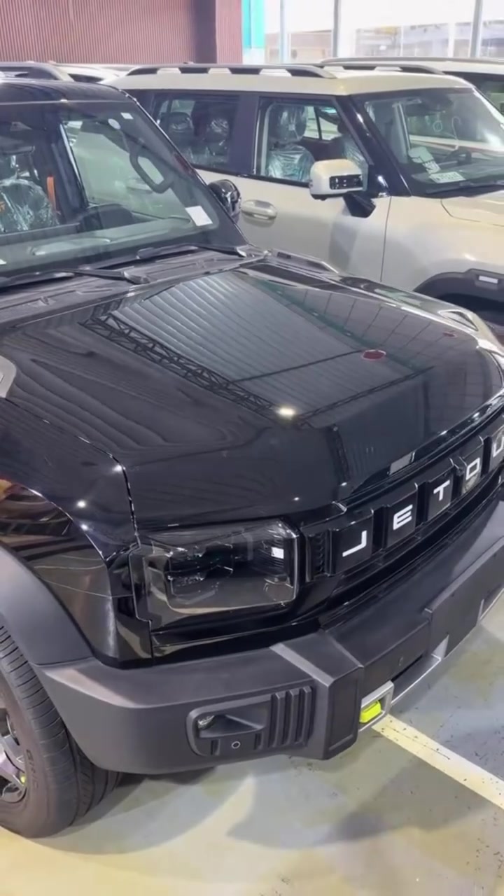 ⁨ ⁨ ⁨ ⁨ ⁨ ⁨ جیتور T2 LUXURY

المحرك: 4 أسطوانات L2.0 تيربو 254 حصان
ناقل الحركة: DCT اوتوماتيكي من 7 سرعات
نظام دفع رباعي متطور من BorgWarner
العداد: صفر كيلو متر
استهلاك الوقود: 8.8 لتر لكل 100 كم

الضمان الأساسي: 6 سنوات وعداد كيلومترات مفتوح
ضمان المحرك : 10 سنوات او 1,000,000 كم

المواصفات
* إطارات قياس 20 إنچ
* فتحة سقف بانوراما
* 6 وسائد هوائية
* كاميرات محيطية 540 درجة
* شاشة التحكم بقياس 15.6 إنچ
* شاشة القيادة بقياس 10.25 إنچ
* نظام أبل كاربلاي وأندرويد أوتو
* نظام أوامر وتحكم صوتي
* بلوتوث / هاتف السيارة
* نظام صوتي متطور 12 سماعة من Sony
* شاحن هاتف لاسلكي سريع
* رادار تفاعلي
* تحذير مغادرة المسار
* نظام القيادة شبه الذاتية
* نقطة عمياء
* حساسات أمامية
* حساسات خلفية
* نظام الفرامل اليدوية الاوتوماتيكي Autohold
* 7 أنظمة قيادة تشمل انظمة الطرق الوعرة
* مقصورة الركاب من الجلد الفاخر والكنتارا
* مقعد السائق والراكب كهربائية
* مقعد السائق والراكب مبردة
* ذاكرة لحفظ وضعيات الجلوس للسائق والراكب
* مسند الذراع الوسطي مع ثلاجة
* إنارة محيطية
* إنارة ترحيبية
* المرايا الجانبية قابلة للطي كهربائياً
* مرايا بخاصية التعتيم الذاتي
* دخول ذكي (بصمة)
* تشغيل عن بعد
* مصابيح أمامية أوتوماتيكية زينون مع مصابيح نهارية LED
* التكيف التلقائي مع الضوء القريب والبعيد
* الشباك الامامي مع شعار جيتور مضاء
* دوسات جانبية
* خاصية إغلاق الشبابيك وفتحة السقف عن بعد
* نظام تقليل الضجيج النشط
* نظام إيقاف وتشغيل المحرك التلقائي
* صندوق شفط

العنوان بابل طريق حلة نجف المعارض الحديثة 

للاستفسار يرجى الاتصال 
***********
***********
