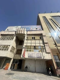 نص بنيايه  لليجار  تحتوي على ثلاث برادات كبيره  تبريد و تجميد ومصعد 3 ...