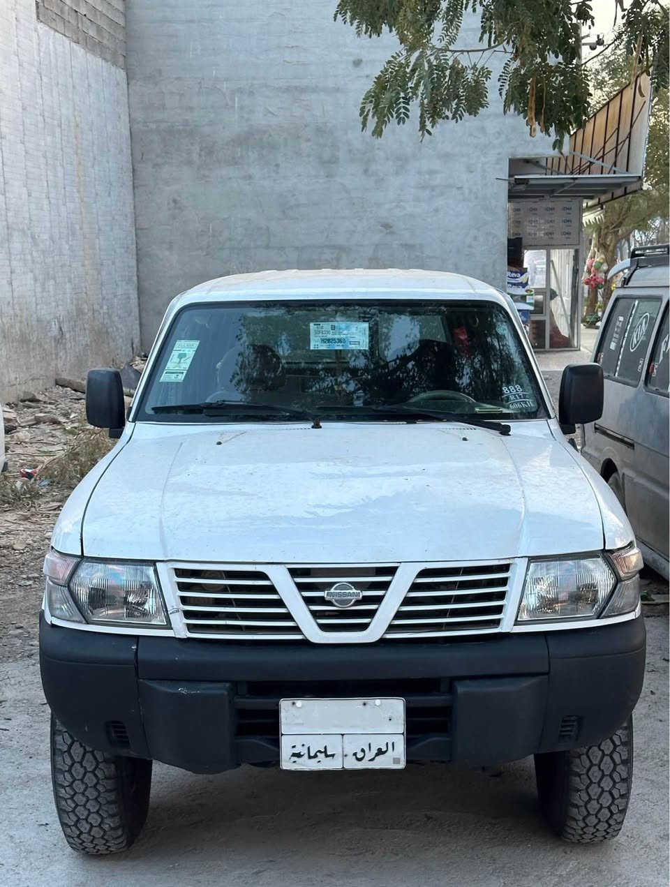Nissan patrol
پاترۆڵ بیلاد کوێر نمونە لە پاکی و جوانی
مەکینەی کەپس بوخار و دوکەلی نیە
ناو دەرگا و بەتانەی تەقیوی و درزی نیە
سەدری چرکەی نیە
دەعامی بۆ دەعامی بەشەرت
بەرەدەرگای بیلاد 
گاعی بیلاد
ژێر و ناو و دەری زۆر زۆر جوان
پارچەیەک و دو پەلەی بۆیاخە سۆنەریم داناوە
چوار ویل و تایەی تازەی لەژێرە
بۆ نوقسانی و مەسرەفی مەگەرێ🤍
سەنەوی بەسەر نەچوە تا ٢٧ تازەیە نزیک ٢٨
ناونیشان کەلار 
*********** كالار, السليمانية
