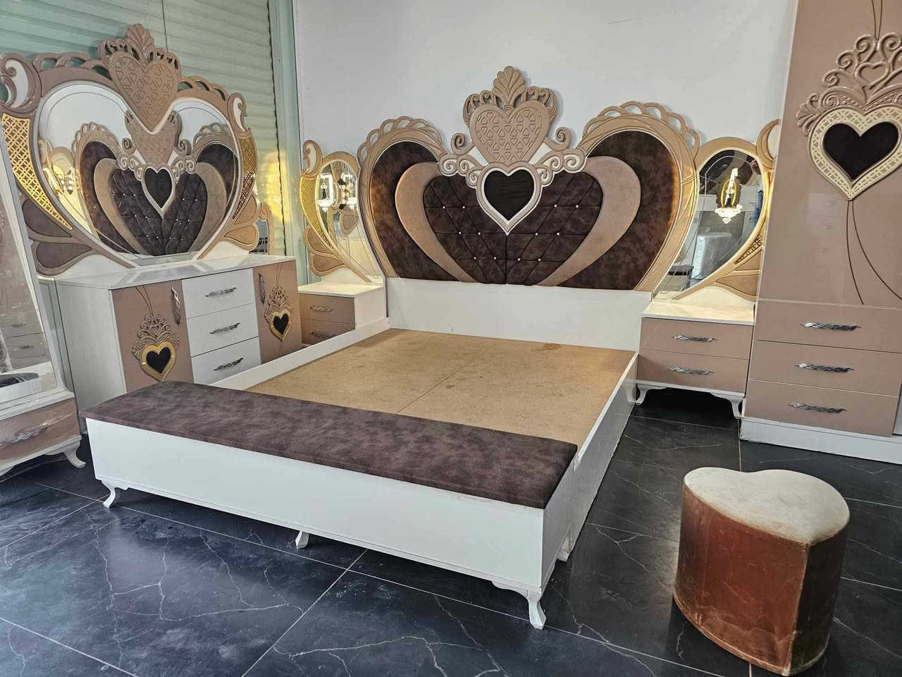 غرفه نوم ملكي 8 قطع درجه اوله غرفه كلش حلوه ونظيفه شراي يخابر رقم مكان كركوك ***********
