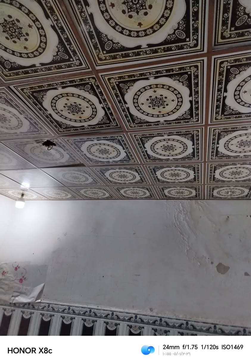 دار للبيع بحي الشهداء بشارع ابو صادق مساحته 100 طابق واحد بناء وسط البيت ينسكن على شارع 10متر سعره 90 و قابل للتفاوض لاستفسار واتساب ***********
