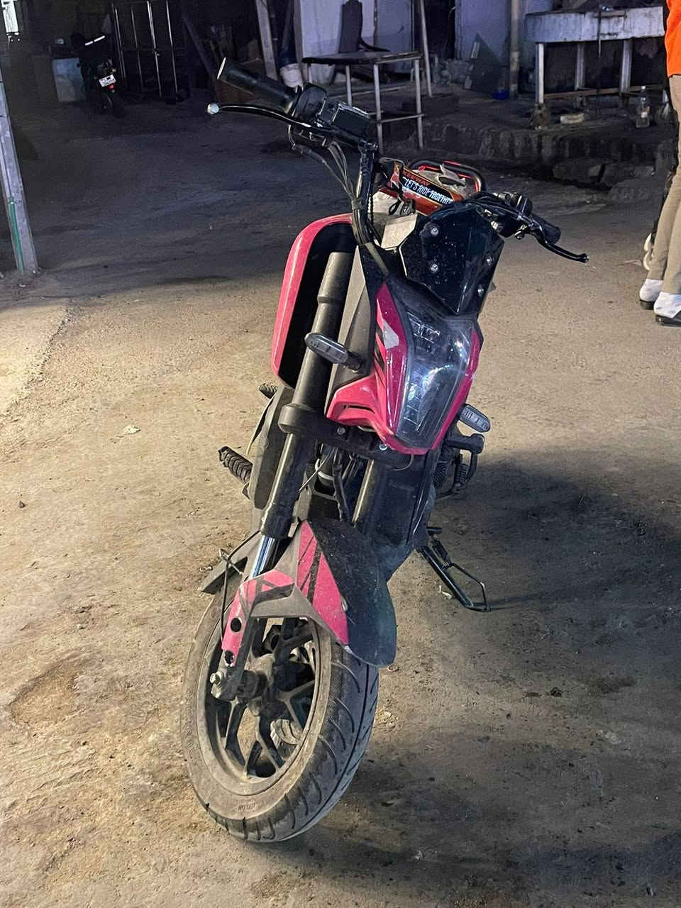 السلام عليكم مراوس بي سي اكس موديل 25 دراجه ماشيه 5الف رقم اربيل مراوس بوكسر مرقم أو بدون رقم بس اوراق عادي مكاني بغداد كراده 
***********
