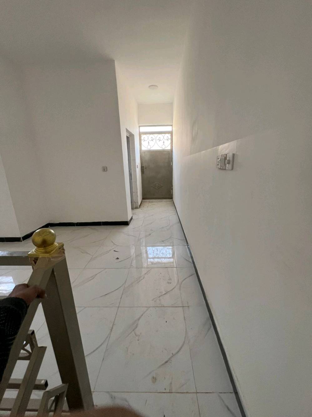 بيت حديث وجاهز للبيع في منطقة هادئة ومريحة. يتميز بتصميم عصري وأرضيات سيراميك أنيقة. يتضمن عدة غرف واسعة وحمام واحد، مثالي للعائلة. البيت محاط بجميع الخدمات الأساسية ويوجد فيه كهرباء وماء.