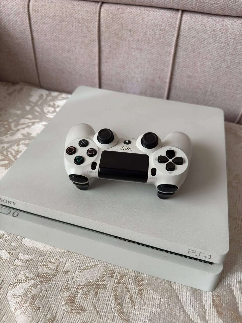 السلام عليكم،
بلي ستيشن 4 للبيع مع الاقراص الظاهرة في الصورة + قرص لعبة Far Cry 6
جهاز نظيف وكل شغلاته اصلية من كيبلات ويدة وايرليس 
ذاكرة 512GB 
السعر 300,000 وبيه مجال


**إذا كنت صاحب هذا الإعلان وتريد حذفه لأي سبب، رجاءا أرسل رسالة إلى الدعم الفني**