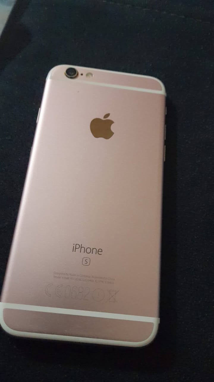 سلام عليكم 
ايفون 6s
بطاريه:100 مبدل 
شاشه اصليه
ذاكره 64 بصمه تشتغل 
سعر 80 بي مجال. 
تواصل خاص او واتساب ***********
