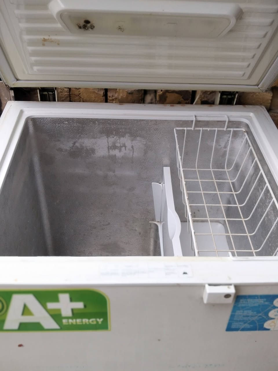 السلام عليكم عندي مجمده حجم وسط نظيفه كلش سعرها ب 140 العنوان حله نادر الاولى قرب فندق الذكريات رقم الهاتف ***********
