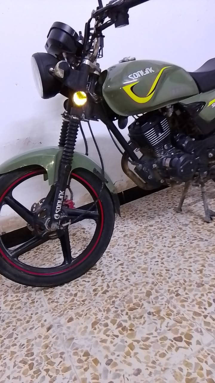 سلام عليكم
دراجه سونك ماكس للبيع موديل2024 أوراق 
مامفتوح برغي بيها مكفولة كفاله عامه 
صارلها 3 أشهر من نازلة ماشيه بس 7000 عداد حقيقي 
تحويل ثاني يوم السعر مليون بيها مجال بسيط للشراي
للاتصال ***********
