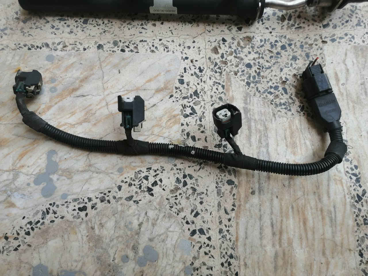 السلام عليكم عندي مجموعة غراض سيارة موهافي  تشمل (سوباية نيكل جاهزة، راديترشغال، بنكة، مشط نوزلات مع نوزلات مستعملة، دبة دهن باور ستيرن مع قاعدتها، رولة قايش، بواري راديتر، بواري رفيعة مشط ستيرن، مازده، جوينات،  ومواد أخرى متنوعة مبينه في الصور) للتواصل الرقم  ***********
