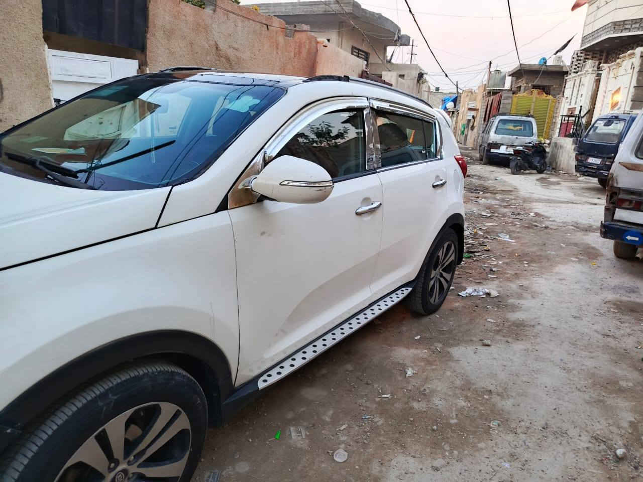 كيا سبورتاج للبيع موديل 11 خليجي سياره قشرته حلوه مثل ما واضحه بالصور مكان السياره بغداد شعب قرب جامع الحلفاء حي اور رقم الهاتف سياره كهربائيات شغاله ماكينه وجير جديدات وسونارها موضح بالنشر ما اجاوب على اي تعليق مكلف بالنشر *********** سعر السياره 95 وبيها مجال
