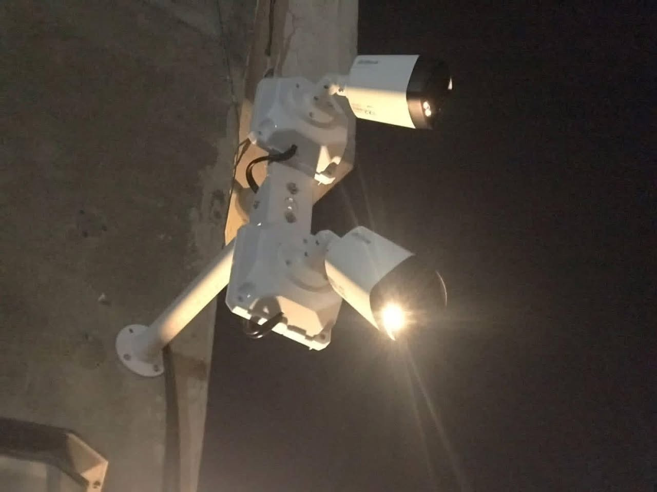 منظومة 8 كاميرات تجميع بأعلى المواصفات
مع خاصة الذكاء الاصطناعي 

خاصة الذكاء الاصطناعي هي:-
1️⃣ - تصوير اي شخص يصلك قرب المكان بصورة خاصة صوت 
     وصورة ولقطة فديو ١٠ ثواني .
2️⃣-ممكن تحديد الأشخاص المخولين من قبل النظام بعد 
       ادخال بيانات من قبل المستخدم.
3️⃣-تفعيل إرسال صور الأشخاص على الهاتف.
4️⃣- حفظ صورة آخر شخص كان بالموقع قبل فقدان او 
         سرقة جهاز وإرسالها على الهاتف

منظومة دهوادقة 5 ميكا فول كلر صوت وصورة 

📌المواصفات
🔺8 كاميرات دقة 5 ميكا فول كلر صوت وصورة دهوا اصلي
     دبل لد ( تصوير ليلي نهاري ملون حتى بدون انارة)

 🔻ديفيار 8 جنل دقة 5 ميكا نوع دهوا يشغل كل انواع 
      الكاميرات ويدعم تسجيل الصوت مع تصوير الوجوه 
     والتعرف عليها بالذكاء الاصطناعي 

🔻هارد 1تيرا اصلي .

🔺كيبل رولة 250م مسلح ونحاس ومقاوم كافة الظروف الجوية 

🔺جهاز يو بي اس نوع ليثيوم اصلي يشغل منظومة الكاميرات 
     مع منظومة الانترنت ٣ ساعات حقيقي ويعتبر جهاز حماية 
     ومنظم فولتية وتلغي كافة المحولات

🔻بوكسات عدد 8 خاصة بالكاميرات لحماية الفيش من 
     الرطوبة والعبث وتعطي شكل لائق للكاميرات

🔻فيش كامله خاصة بالكاميرات

🔺كيبل اج دي مسلح

🔻ممكن ربط المنظومة على الانترنت وتراقيب وانت باي 
     مكان بالعالم

🔺ضمان سنه حقيقي

🔴لمزيد من المعلومات مراسلتنا على الخاص او الاتصال على الرقم
***********
***********مهندس محمد
