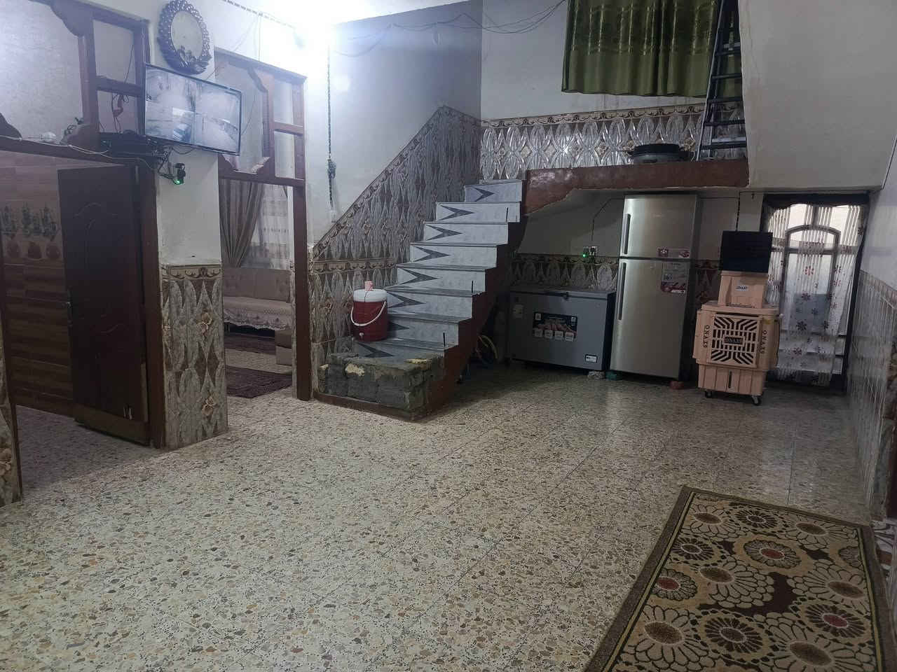 سلام عليكم بيت للبيع لمساحه 200 متر  طابو زراعي سند 25 نادر ثالثه يبعد عن شارع لخدمي 200 متر لبيت بناء حديث عدد لغرف 2 + صاله +استقبال + مطبخ + مجمع صيحات 3   لصطح مطبك فرشي + ستاره كامله لبيت ما عايز شي كامل  عنوان لبيت نادر ثالثه  للاستفسار اكثر تصل علا رقم ***********
