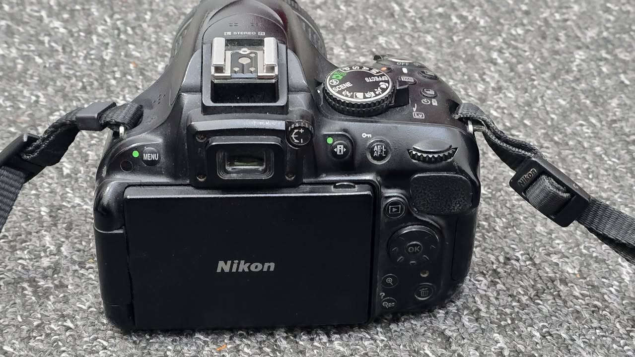 كامرة نيكون D5200
مستعجل على البيعة
نظافة 85%
وياها رام اصلي وحزام اصلي وجنطة وشاحنة 
المكان : كربلاء المقدسة
***********
