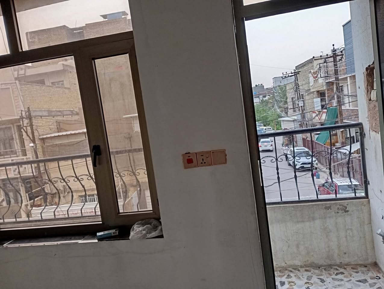 شقة ٩٢متر غرفتين وصالة ومطبخ مفتوح عل هول  وبالكون وخدمات طابق اول ..كهرباء مستقلة ماء ثلاث خطوط مستقل مأطور منصوب مستقل سخان منصوب مستقل مأطور منصوب مستقل الصليخ فرع مول المتسوق قرب جامع الحميد المجيد ..الايجار ٥٥٠الف الاتصال ***********ابو خطاب
