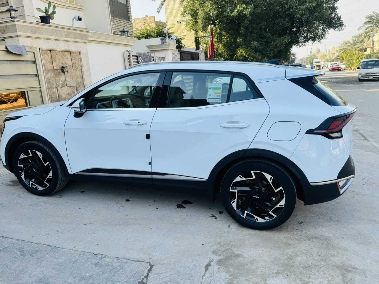 السلام عليكم سبورتج موديل ٢٠٢٤ رقم بغداد باسمي تحويل مباشر مواصفات كراسي كهرباء تدفئه كراسي وستيرن تبريد قطعتين تشغيل عن بعد ماشيه 39 الف جديده على وضع الشركه مكفوله من  صبغ وضربه  فقط بارد بسيط بخشم جاملغ مكان سياره بغداد سعر 225 بيه مجال رقم ***********
