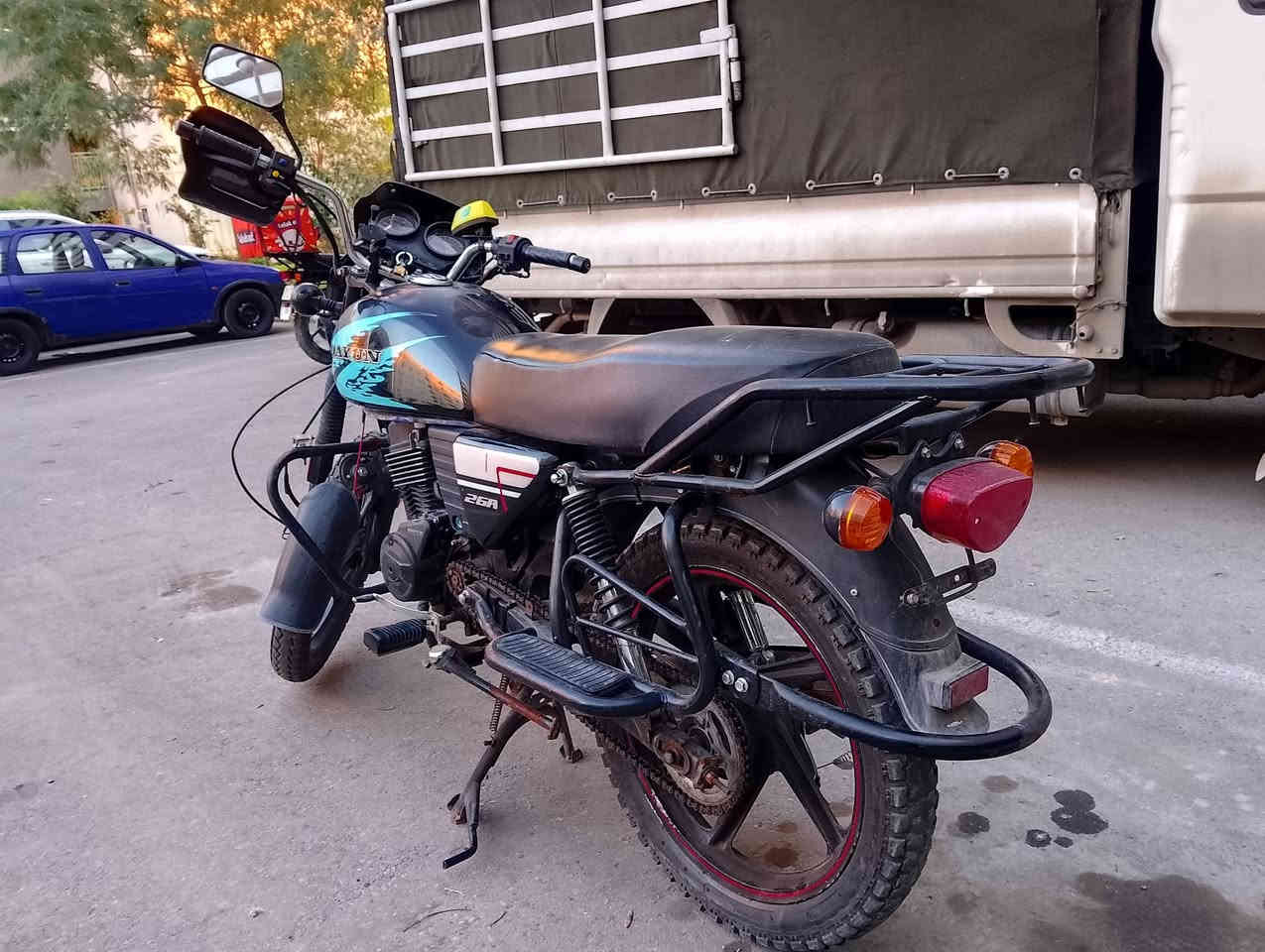 السلام عليكم ما شاء الله
دراجه للبيع : النوع دايوان جبلي 150cc

المديل : 2022 

الدراجة حالة الوكالة ما مبدل اي شي 

عدسه زنون LID عالي ناصي
 
رقم التلفون : ***********
مامتواجد عله فيس
