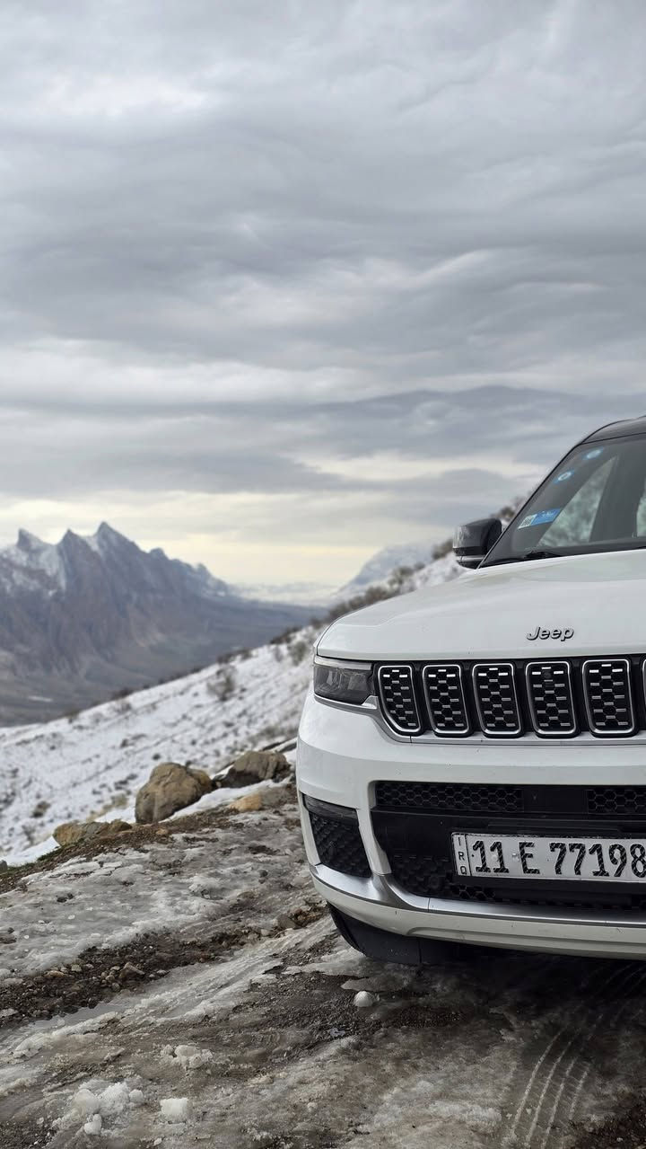 🚘 للبيع: جيب جراند شيروكي Summit L موديل 2021 (أعلى فئة – فل أوبشن) 🚘
📍 المكان: البصرة
🌍 الوارد: خليجي
🆔 الفئة: Summit L
👥 عدد المقاعد: 7 ركاب (ثلاث صفوف)

🔧 المواصفات الفنية
1-محرك V6 سعة 3.6 لتر
2-ناقل حركة أوتوماتيك 8 سرعات
3-دفع رباعي 4×4
4-نظام تعليق هوائي متطور 6 مستويات ارتفاع وانخفاض
نظام Easy Entry
👉 السيارة تنزل أوتوماتيك عند الصعود وترتفع عند التشغيل
سحب قوي ومناسب للسفر والطرق الطويلة

🚦 أنظمة القيادة والذكاء
✔ قيادة شبه ذاتية
✔ تثبيت سرعة ذكي (Adaptive Cruise Control)
✔ تحديد المسار
✔ تحذير الخروج عن المسار + تصحيح تلقائي
✔ أنظمة قيادة متعددة (طرق عادية – مطر – رمل – طرق وعرة)

🛡️ السلامة والمساعدة
✔ كاميرات 360 درجة
✔ حساسات أمامية + خلفية + جانبية
✔ مراقبة النقطة العمياء
✔ فرامل تلقائية للطوارئ
✔ مساعد الركن الأوتوماتيكي

🛋️ الداخلية والفخامة
✨ لون الداخل جملي + أسود
✨ جميع الكراسي كهرباء
✨ تدفئة وتبريد للمقاعد الأمامية والخلفية
✨ مساج للمقاعد الأمامية
✨ تدفئة المقود
✨ إنارة محيطية داخلية متعددة الألوان
✨ مراية وسطية كاميرا رقمية
✨ مرايا جانبية ووسطية تعتيم أوتوماتيك

📱 التقنيات
🔑 دخول ذكي
🚀 تشغيل عن بعد
🖐️ بصمات أبواب (5 بصمات)
📺 شاشة وسطية كبيرة Uconnect
📡 نظام ملاحة
🎵 نظام صوت فاخر McIntosh
📱 Apple CarPlay & Android Auto
📶 Wi-Fi / Bluetooth / USB

🎨 الخارجية
🤍 لون السيارة: أبيض
🖤 السقف: أسود (لونين)
🔆 إضاءة LED كاملة
🛞 جنوط فخمة قياس 21

📊 الحالة
✅ السيارة نظيفة جداً وقريبة من الجديدة
✅ استعمال شخصي
🧾 المسافة المقطوعة: 88,000 كم
💰 السعر: (يُذكر عند الاتصال)
📞 للتواصل: (رقم الهاتف 7740600662 / واتساب ***********)
📌 ملاحظة:
سيارة فخمة، عائلية، مريحة للسفر، وأعلى مواصفات متوفرة لفئة Summit L 2021، جاهزة للاستخدام بدون أي مصروف.
