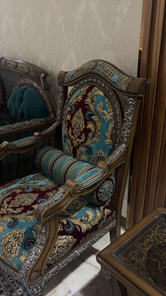 السلام عليكم
تخم مستخدم يتكون من ٤ كراسي و٢ كبار وطبلات صغيره عدد ٢ وطبلة وسطية كبيره واحدة
المكان بغداد
السعر مليون 
رقم هاتف ***********
