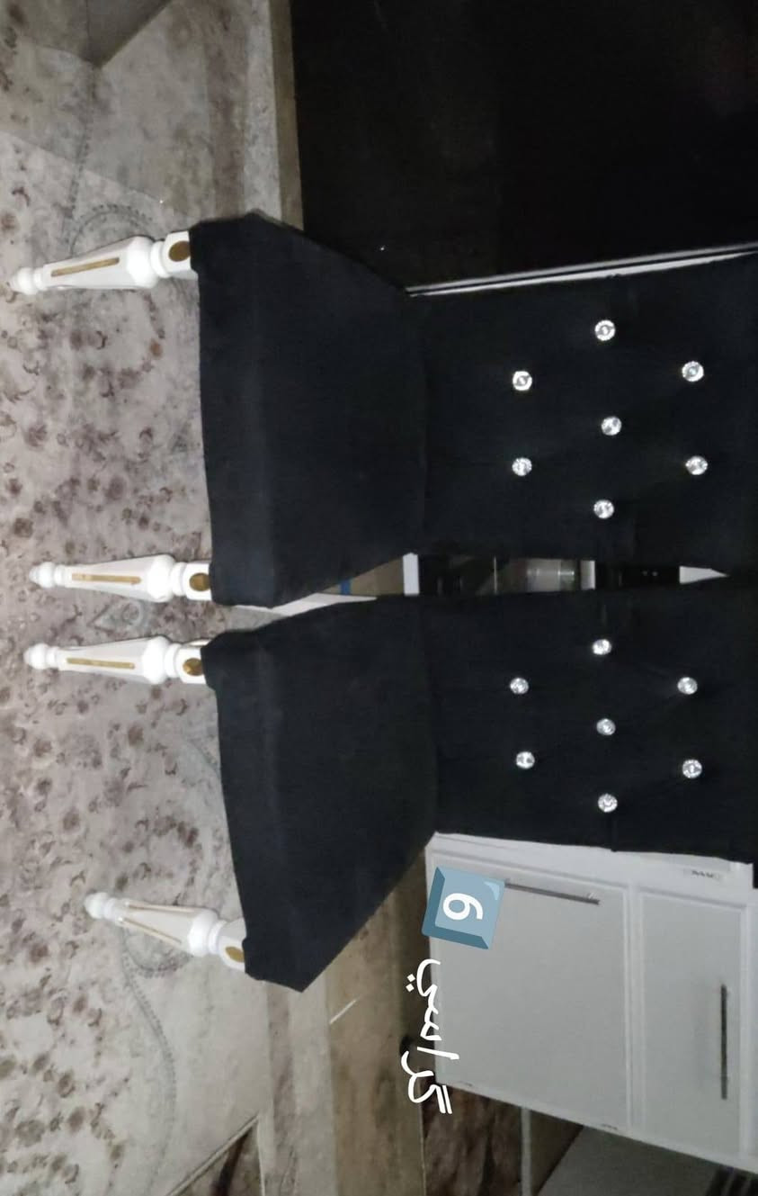 ميز طعام
خشب زان تركي ثقيل نظيف ١٠٠٪ 
طوله ١٨٠ 
عرضه ٩٠ 
مع ٦ كراسي 
السعر ٤٠٠
العنوان بغداد البلديات ضياء الحلفي قرب علوه ام البنين
للانصال***********
