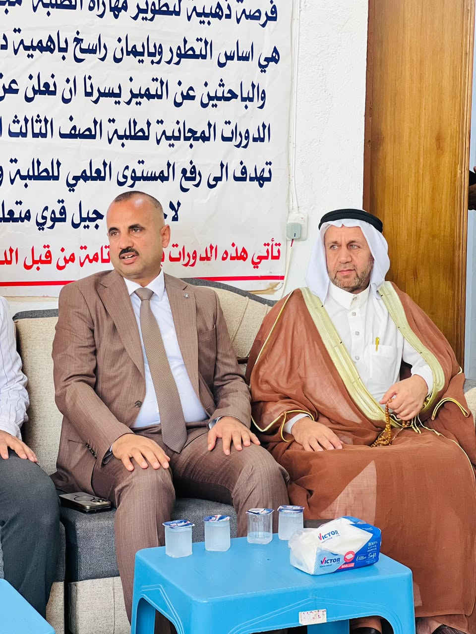 برعاية الدكتور عدنان حسن عليوي
أمين سر مجلس محافظة واسط

انطلاقًا من إيمانه العميق بأهمية التعليم ودعم شريحة الطلبة، تبنّى الدكتور عدنان حسن عليوي مشروعًا تعليميًا مميزًا لخدمة أبناء القرى والأرياف، عبر تأسيس معهد “بالعلم نرتقي ومع الدكتور عدنان نتميز”، بإدارة شبابية بهدف توفير دورات تعليمية مجانية بالكامل على نفقته الخاصة، إيمانًا منه بأن الاستثمار الحقيقي يبدأ من بناء الإنسان وصناعة جيل واعٍ ومتعلم.

وقد شهد مكتب الدكتور عدنان اليوم إقامة المهرجان التكريمي الأول للمعهد، بحضور عدد من الشخصيات التربوية والاجتماعية، حيث جرى خلاله تكريم الأساتذة الذين كان لهم دور بارز في إنجاح هذه المبادرة التعليمية، تقديرًا لجهودهم الكبيرة وعطائهم المستمر.

كما تم تكريم الطلبة المتفوقين الذين أثبتوا تميزهم واجتهادهم خلال فترة الدراسة، في رسالة دعم وتحفيز لمواصلة مسيرتهم العلمية وتحقيق المزيد من النجاحات.

ويأتي هذا المشروع ضمن سلسلة المبادرات التي يتبناها الدكتور عدنان حسن عليوي لدعم قطاع التعليم، انطلاقًا من قناعته الراسخة بأن النهوض بالمجتمع يبدأ من دعم الطلبة وفتح أبواب العلم أمام الجميع دون استثناء.


**إذا كنت صاحب هذا الإعلان وتريد حذفه لأي سبب، رجاءا أرسل رسالة إلى الدعم الفني**