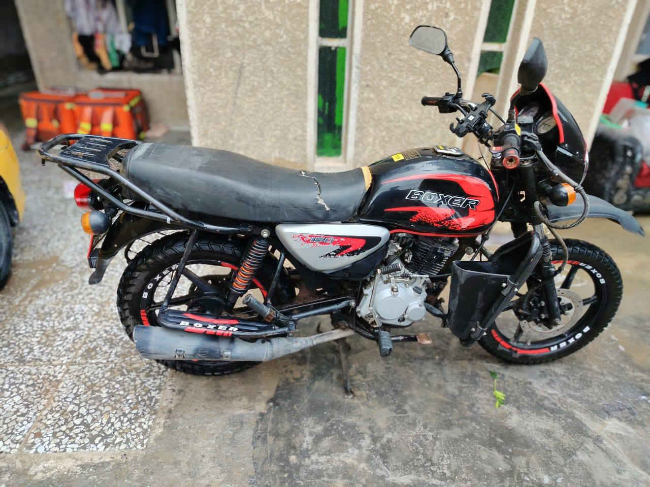 السلام عليكم دراجه بوكسر موديل 2021 شهر 11 شكل 2022 دراجه مكفوله من محرك شاصي كهربائيات دراجه خير من الله مجفته تجفيت جديد اجزاء المحرك كلهه مبدله كلفني 525000 ما عفت شي ما بدلته جديد يم بوكسر زيونه ضمان مدى الحياه على الغراض تحويل مباشر ثاني يوم ارقام انكليزيه طالعه بس تستلمهه سنويتهه لل28 عداد الكتروني الدراجه تشغل و تطلع وين ما تريد بس دبلاتهه شويه تعبانات يرادلهن تجفيت ب30 الف الباقي خير من الله 

السعر مليونين و ربع (2.250.000)و بيهه مجال
مكاني بغداد شهداء العبيدي
واتساب/***********
