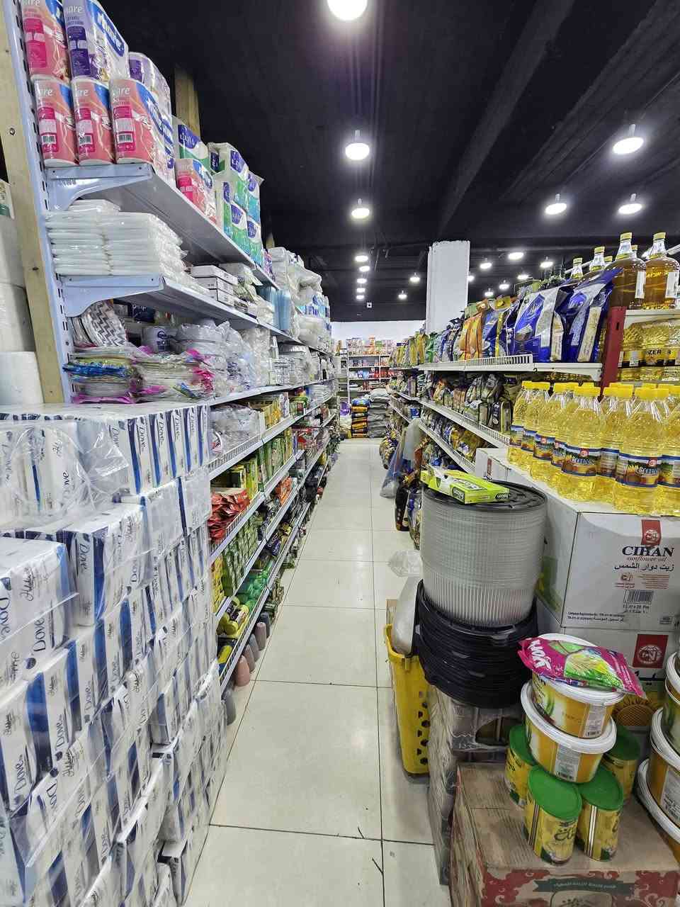 السلام عليكم سنتر للبيع لعدم التفرغ يتكون من طابقين الطابق الارظي غذائية الطابق العلوي كوزمتك ومنظفات مساحه كل طابق 250 متر
_ يحتوي على مخزنين مخزن للماء صغير ومخزن كبير للسلعه 
_ يحتوي على كاشير +جهاز كاشير مع كامل ملحقاته
_ يحتوي على 29 عارظه عاموديه 
_ يحتوي على 18 عارظه صطحيه مع عارظه الاجبان 
_ يحتوي على عارظه طرشي +  كرزات + بهارات 
_ يحتوي على 3 سبلت عامودي 
_ يحتوي على سستم كاميرات حديث يتكون من 36 كاميرا +2 بلازمه صغيرة وكبيره 
_ توجد غرفه اداره في الطابق الثاني صغيرة + تواليت 
وهواي تفاصيل مايسعني ذكرها لمعرفه التفاصيل اتصل على صاحب السنتر *********** او ***********
