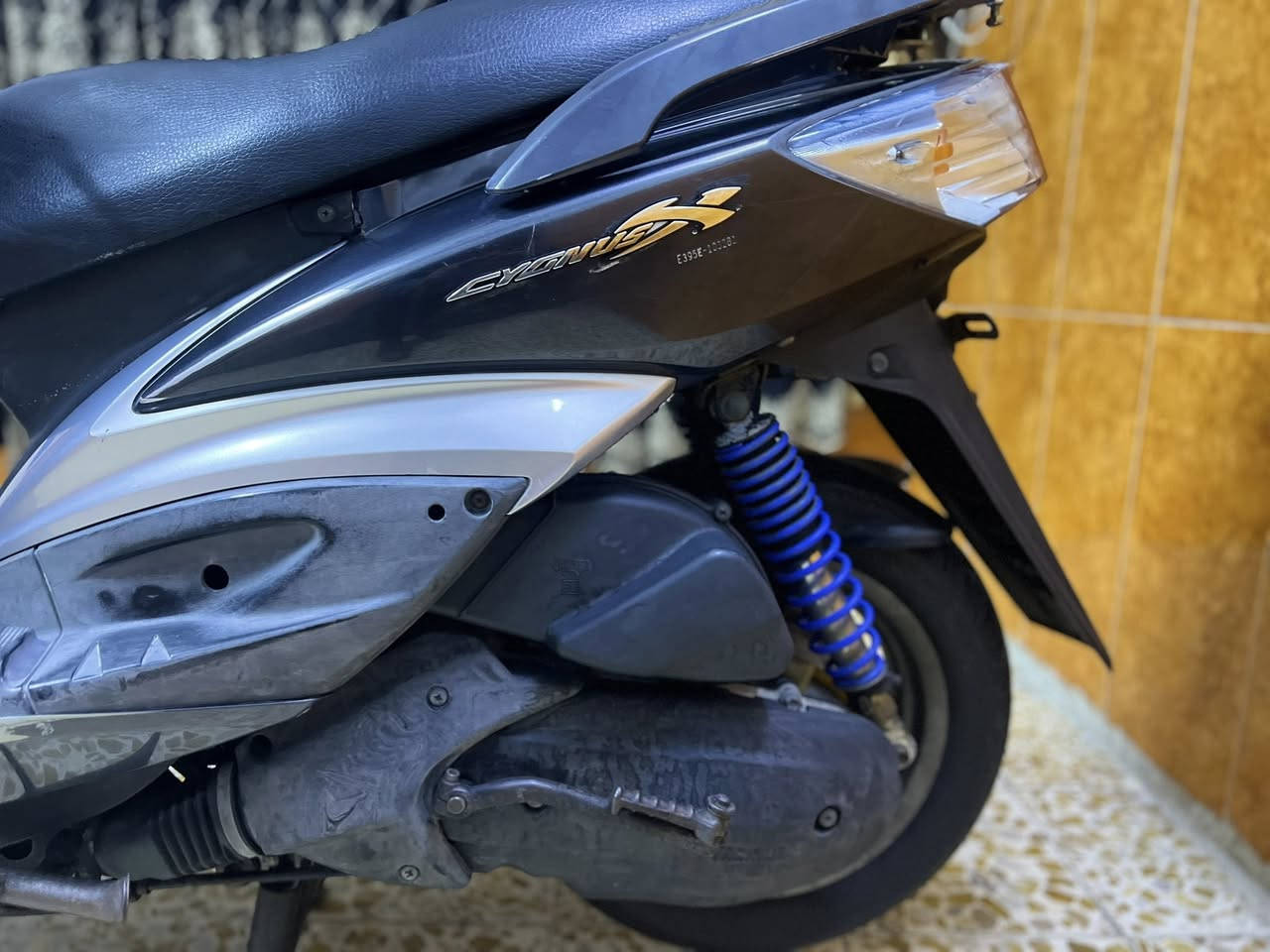 السلام عليكم دراجة للبيع سكنس فحل  بلاديه كلة شغال سلف هندر كهربائيات اشاير لايت كلة شغال تخم تايرات جدد دهن جديد جيب فيتر وفحص عنوان بغداد مدينة الصدر  للإستفار )*********** درجه رميه سهاله 20 يوم نزاله امنت الله السعر مليون 100 وبيهه مجال وتساب متواجد
