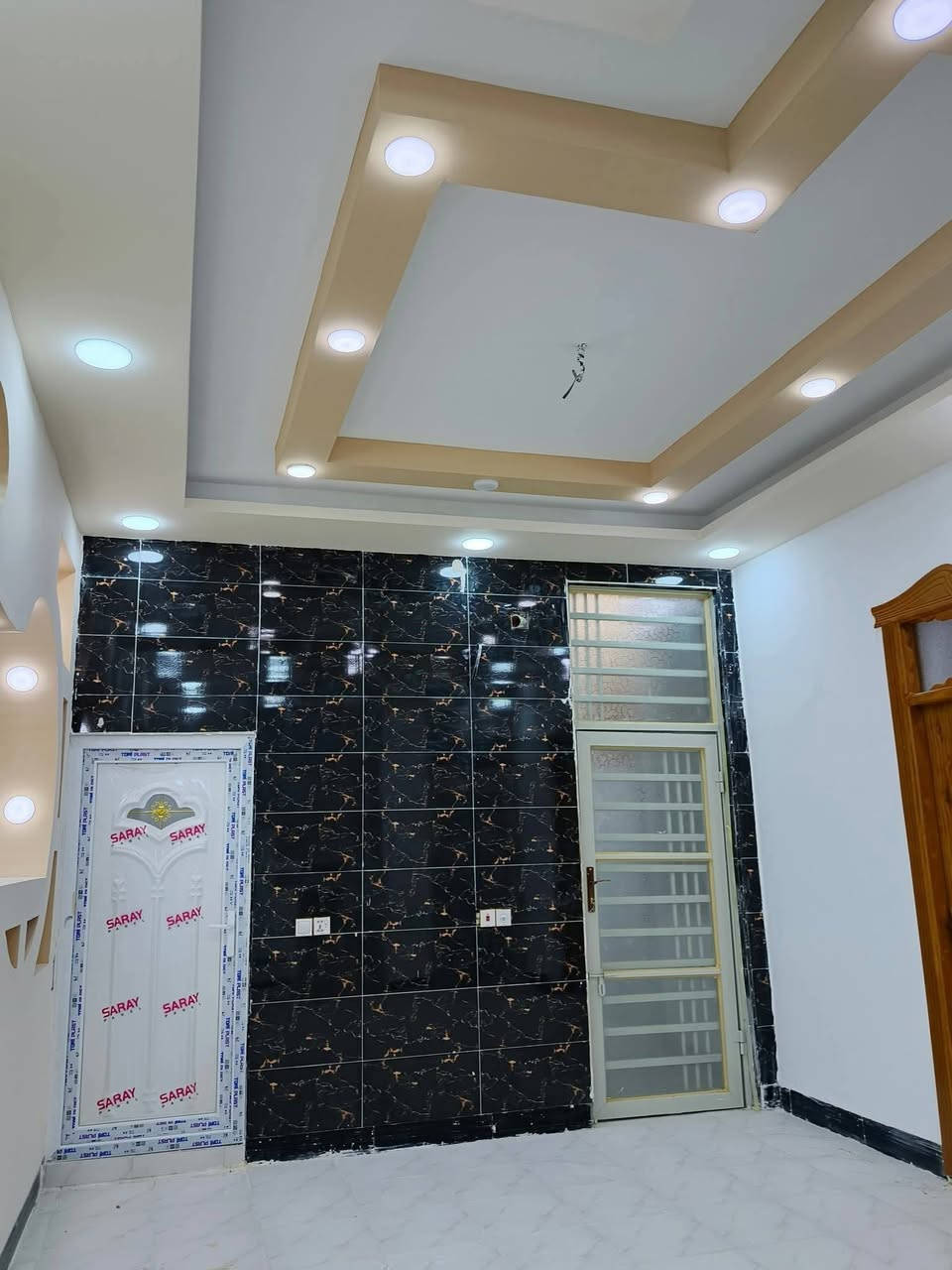 دار للبيع  130م ♦️ (مكتب الخليج للعقار عمود327)
*********** وتساب
***********
✅ مشمول بقرار التطويب 

بسعر /44/ مليون مع المجال/ بل خط الأول قريبه عله شارع العام
موقع /نجف 🏡شارع الحولي مال المطار عمود 327

البناء 🏡 
غرفتين /صاله/مطبخ /ستقبال /صحيات/مكشوفه
بناء مرتب/ اساس + سقف صب  كونكريت + طابوك

ألخدمات 🏡 ماء/كهرباء/مدارس/تبليط/لحد الباب
