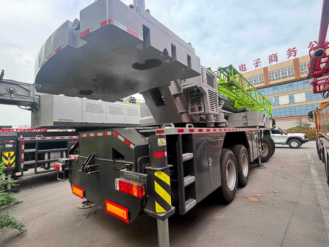 ZOOMLION ZTC1000VS562 CRANE
ZOOMLION ZTC1000VS562 Premium 100 Ton Truck Crane
5-section main boom, total 51m
Comes with 2 built-in jibs, 17.5m
Equipped with 24-ton transition counterweight
4-axle heavy-duty chassis
Fitted with large 385 wear-resistant tires
450L large fuel tank, super long driving range
 
Low mileage & low working hours:
Only 4,855 driving kilometers
Just 563 working hours, nearly new condition!
https://wa.me/+86 135 2617 0326
#UsedCraneAfrica
#AfricaConstructionMachinery
#CraneForSaleAfrica
 #ZOOMLION  #crane


**إذا كنت صاحب هذا الإعلان وتريد حذفه لأي سبب، رجاءا أرسل رسالة إلى الدعم الفني**